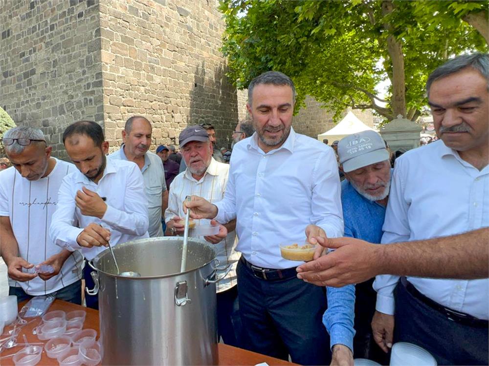 Saadet Partisi "24. yaşını" aşure ikramıyla kutladı
