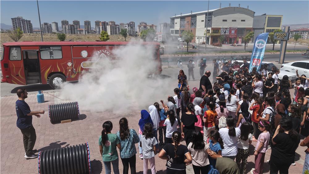 Kayseri'de öğrencilere afet güvenlik eğitimi veriliyor Kayseri'de öğrencilere afet güvenlik eğitimi veriliyor