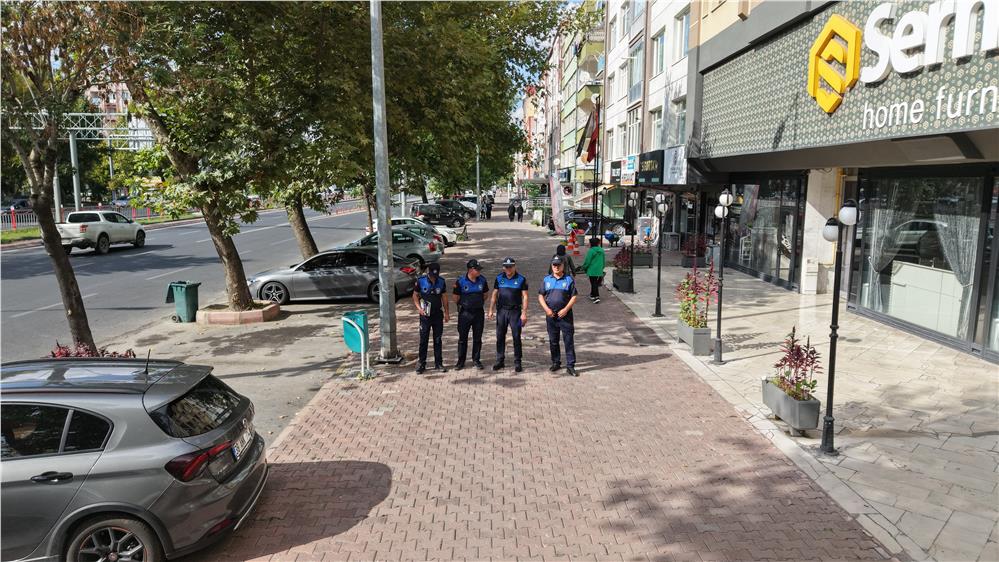 Kayseri zabıtası kaldırım işgali yapan sürücüleri denetliyor