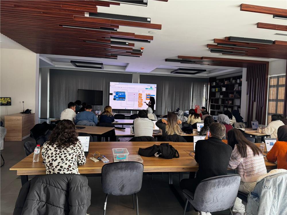 Kayseri'deki öğretmen adaylarına robotik kodlama eğitimi