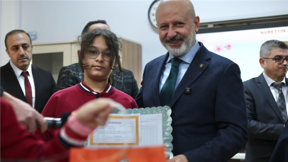 Çolakbayrakdar, öğrencilerin karne heyecanına ortak oldu