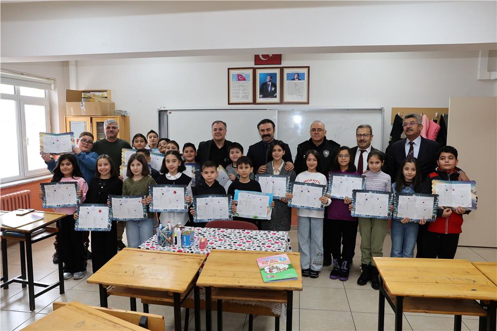 Hacılarlı öğrenciler karne sevincini Başkan Özdoğan