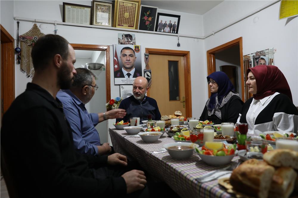Çolakbayrakdar çifti, iftar sofrasında şehit ailesine misafir oldu