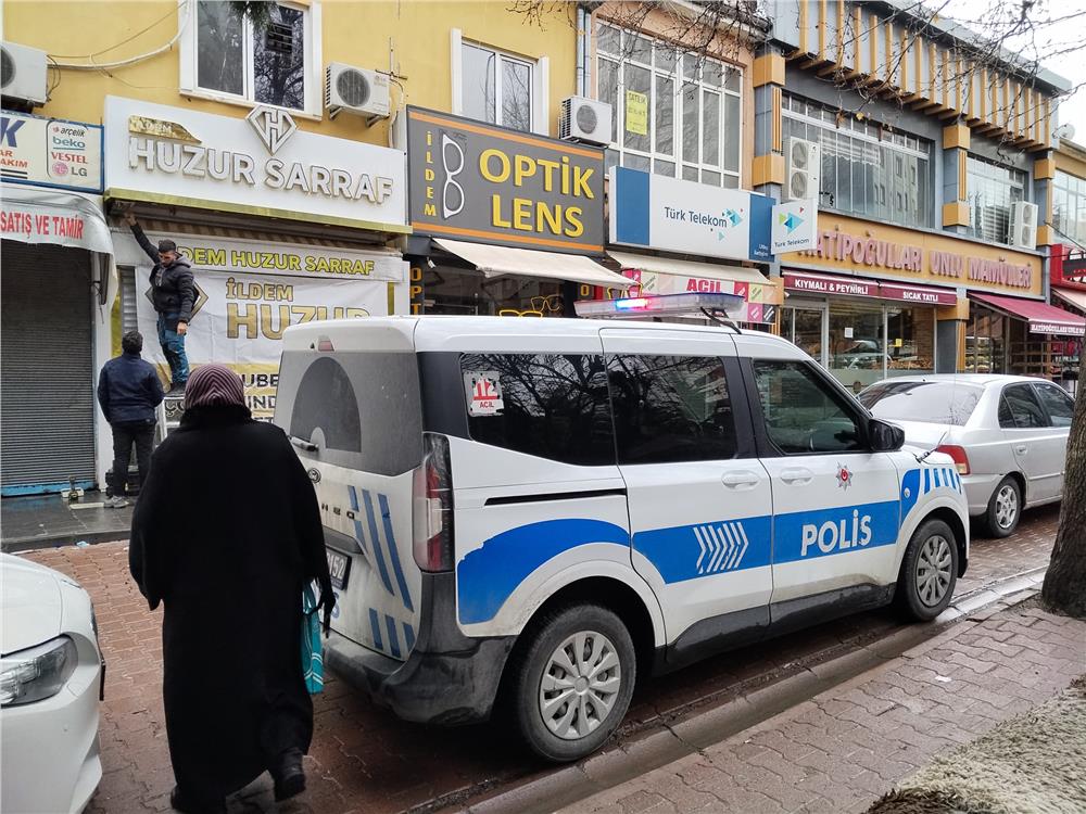 Forkliftle kuyumcuyu soydular!