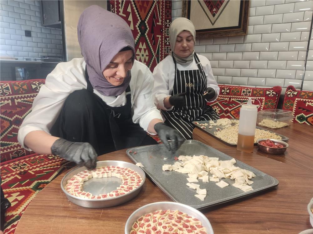 Kayseri’de asırlık lezzet tepsi mantısı iftar sofralarını süslüyor