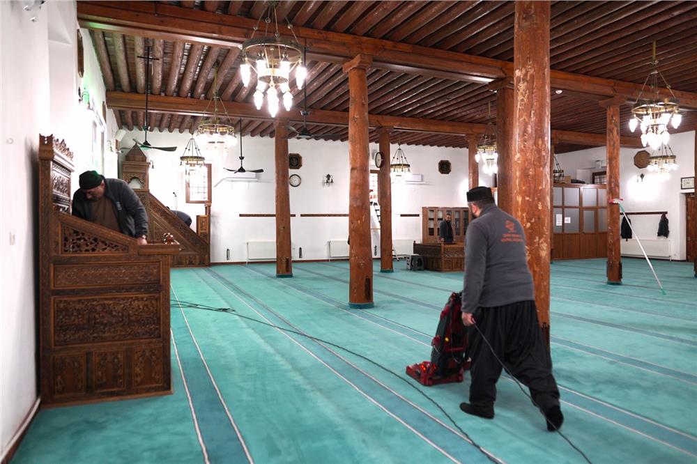 Melikgazi'de Ramazan için camiler pırıl pırıl yapılıyor