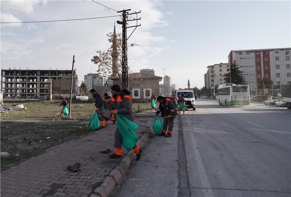 Melikgazi'de şiddetli rüzgârın etkileri temizlendi