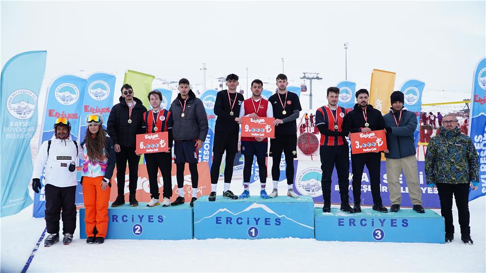 Büyükşehir ile Erciyes'te kar voleybolu heyecanı yaşandı