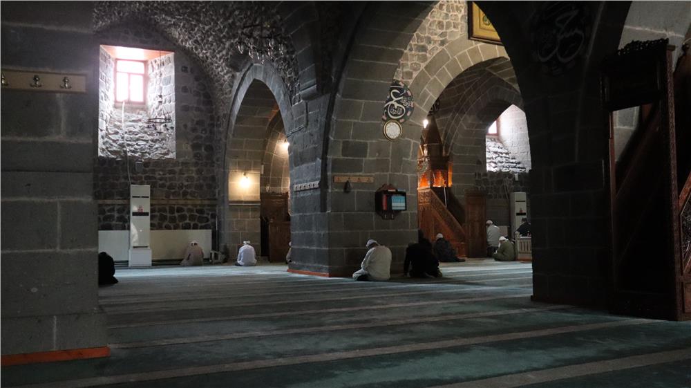 Kayseri'de itikafa girenler, Ramazan ayının son günlerinde kendilerini ibadete adıyor