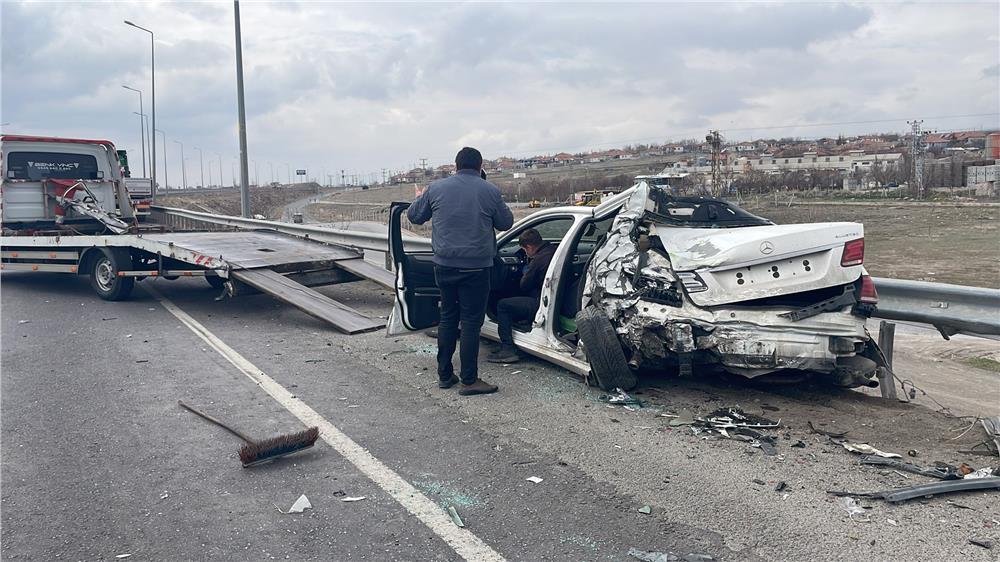 Kayseri’de TIR yol kenarında duran otomobile çarptı: 1 ağır yaralı