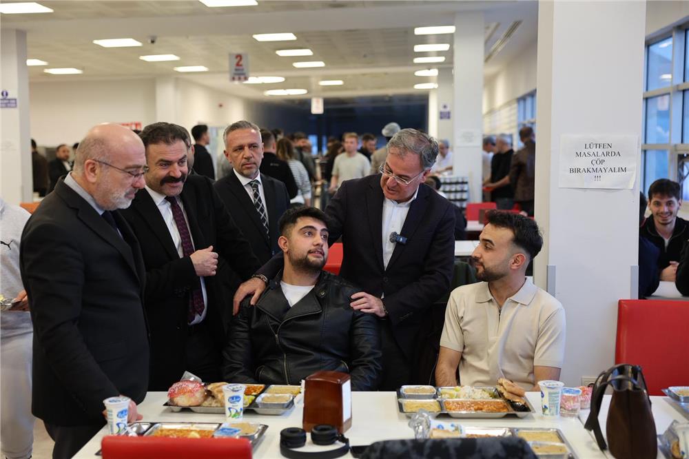 Özdoğan, KAYÜ öğrencileriyle iftar sofrasında buluştu