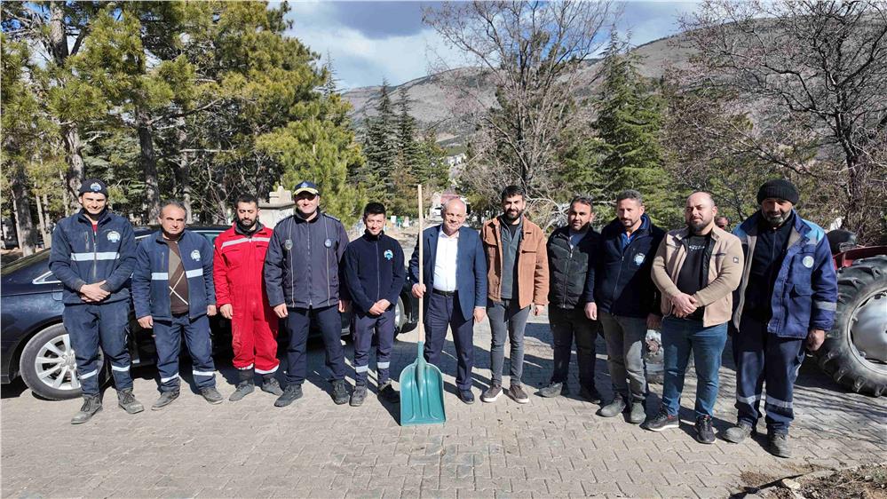 Yahyalı'da bayram öncesi mezarlıklar temizleniyor