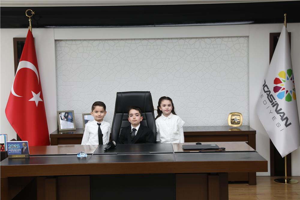 Başkan Çolakbayrakdar koltuğu çocuklara devretti