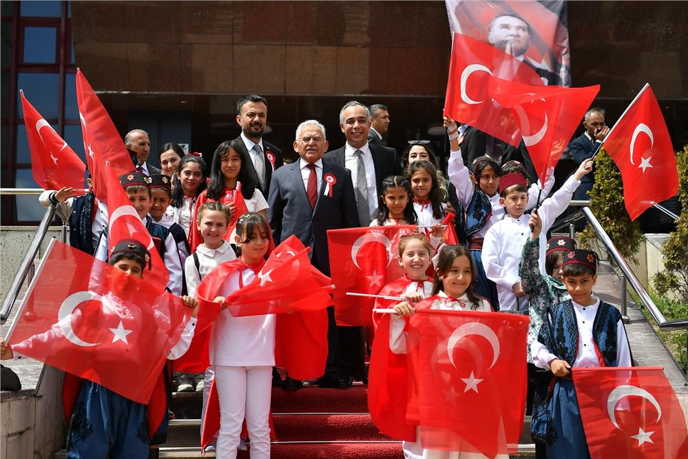 Büyükkılıç, çocukların bayram sevincine ortak oldu