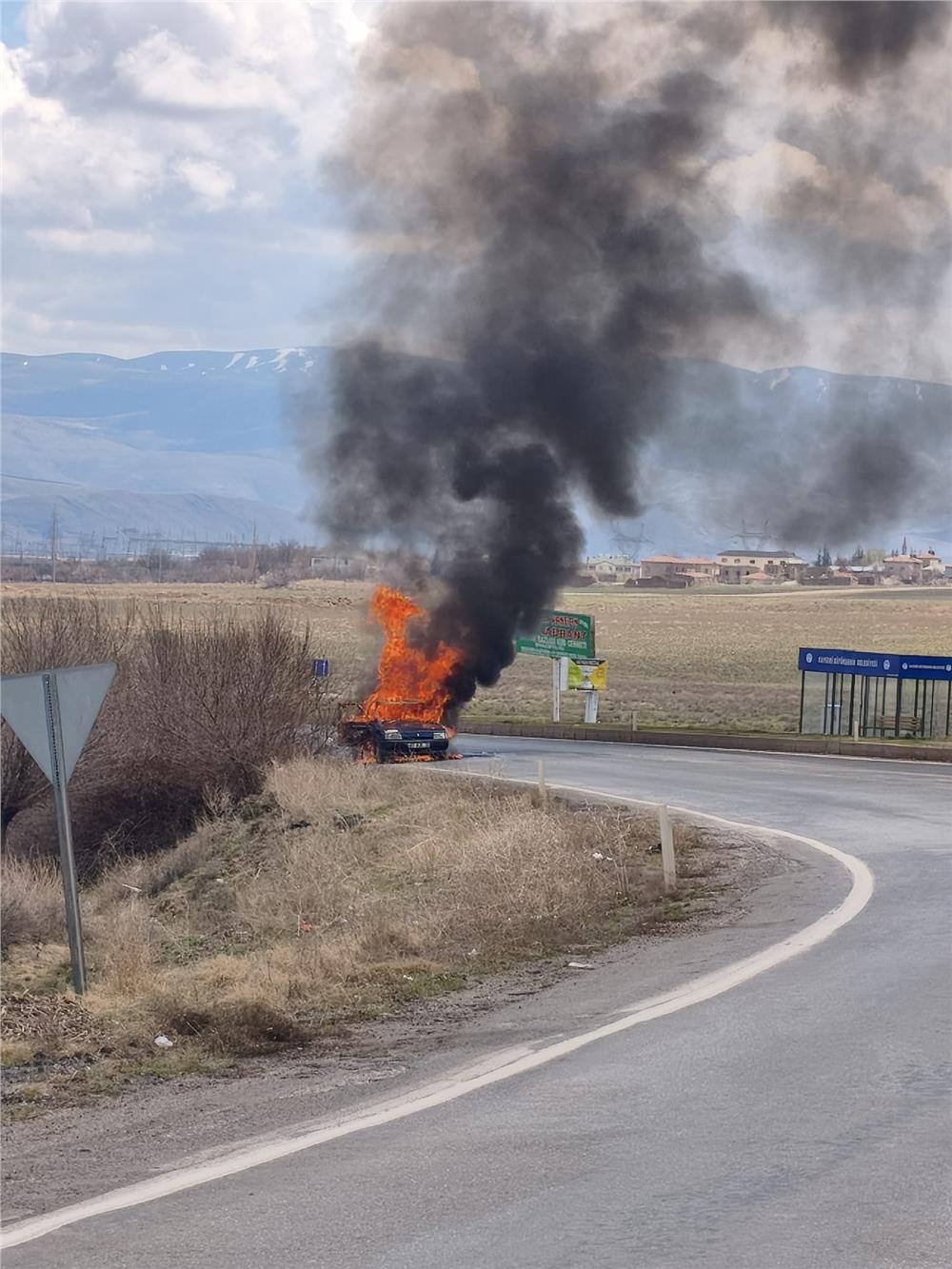 Kayseri’de seyir halindeki otomobil yandı