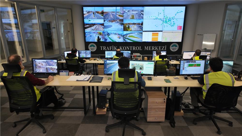 Trafiğin kalbi Kartal kavşağı 7/24 kesintisiz yönetiliyor