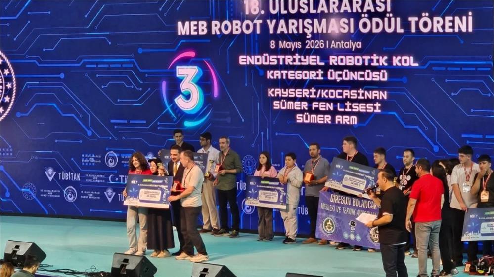 Kayserili öğrenciler robot yarışmasında üçüncü oldu