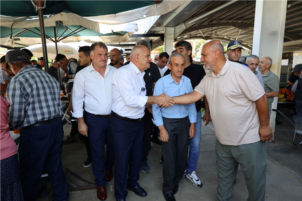 Başkan Öztürk, pazar esnafı ve vatandaşla buluştu