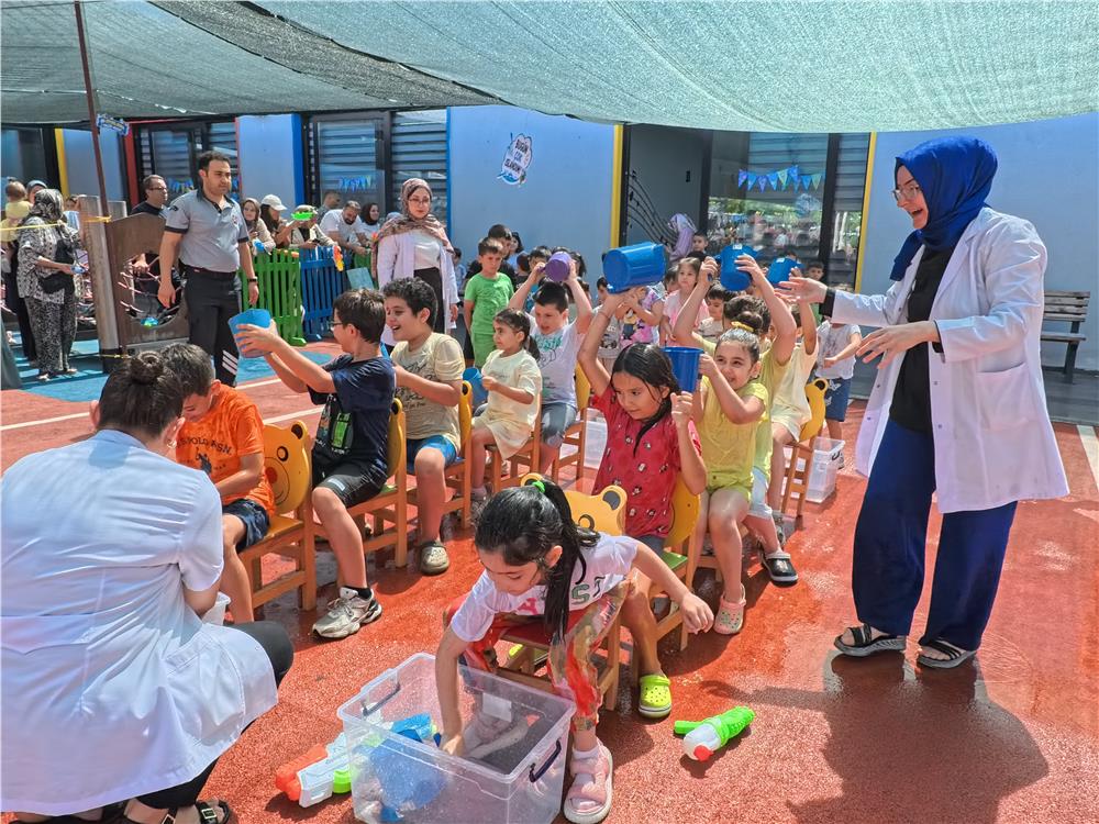 Kayseri'de çocuklar su oyunları ile eğleniyor