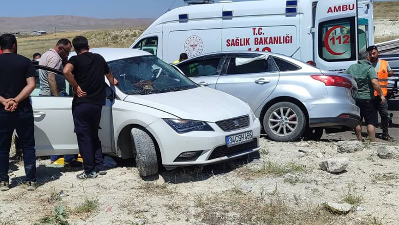 Kayseri’de iki otomobil çarpıştı: 2 ölü, 9 yaralı