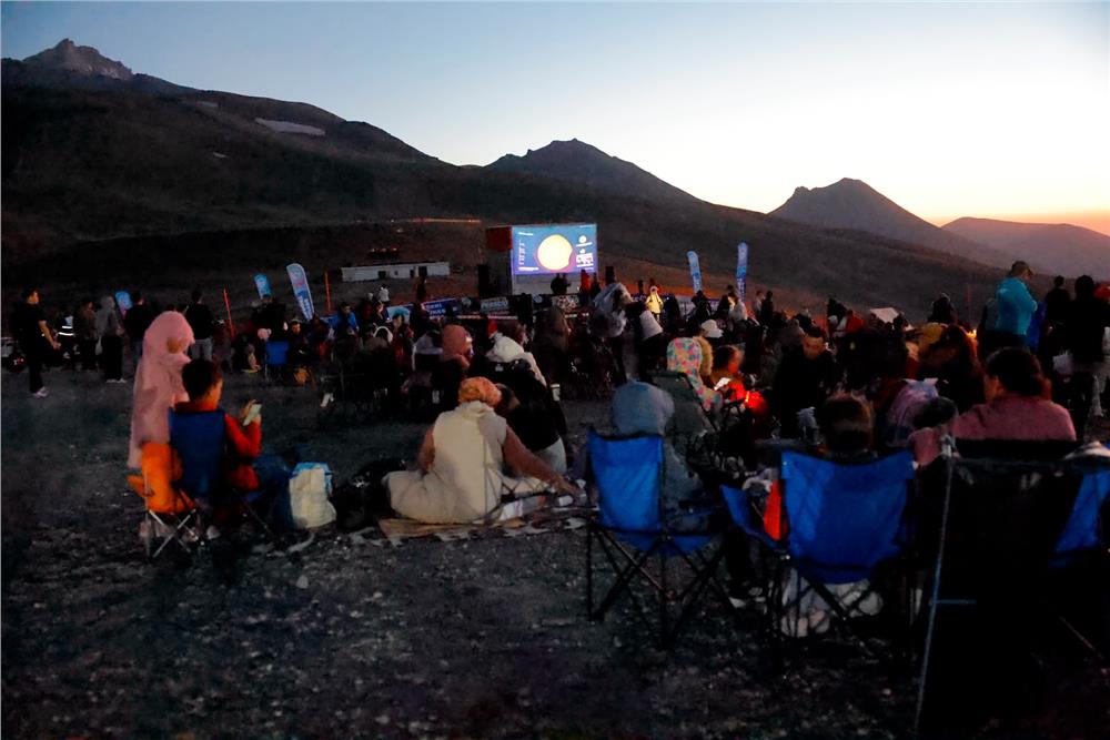 Gökyüzü tutkunları Erciyes'te eşsiz şölene şahitlik etti