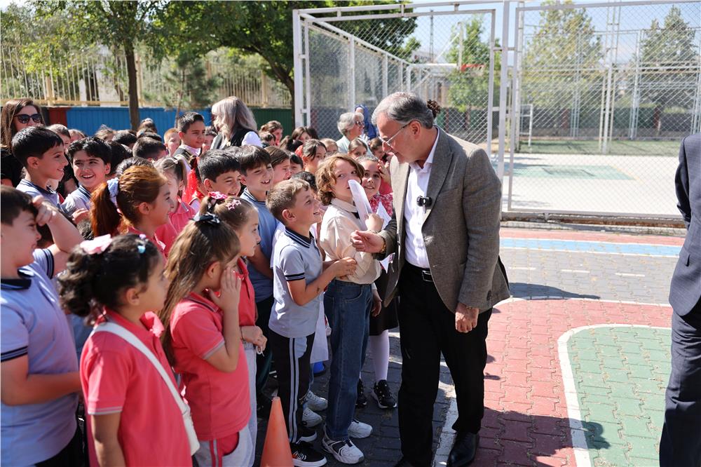Başkan Özdoğan, öğrencilerin heyecanına ortak oldu