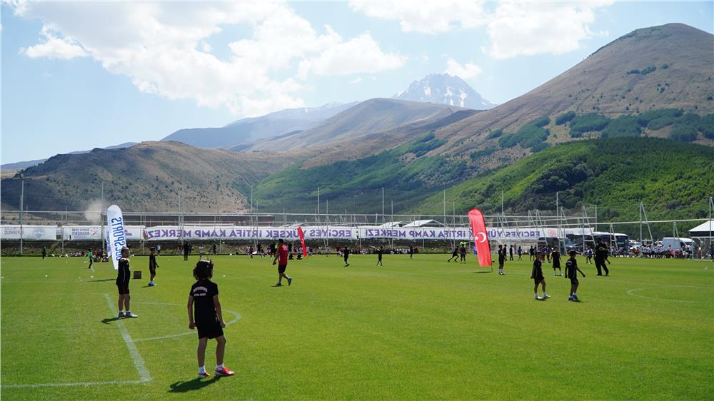 Erciyes'te geleceğin yıldız futbolcuları sahne alıyor