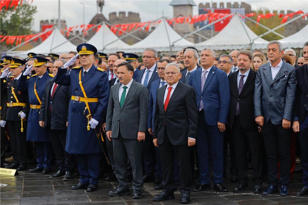 Kayseri’de Cumhuriyet’in 103’üncü yılı törenle kutlandı