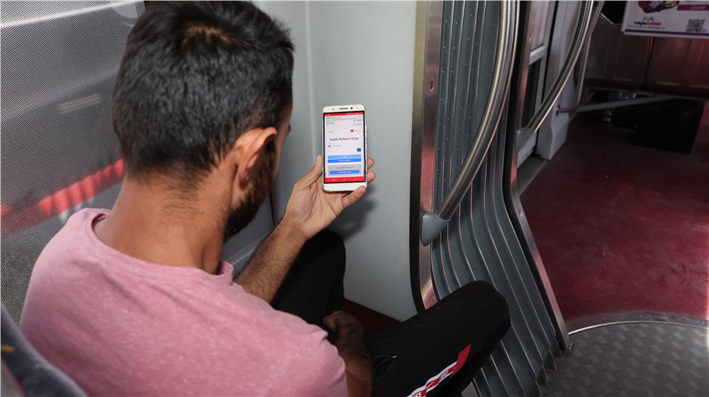 Tramvayda "beleş" internet keyfi...